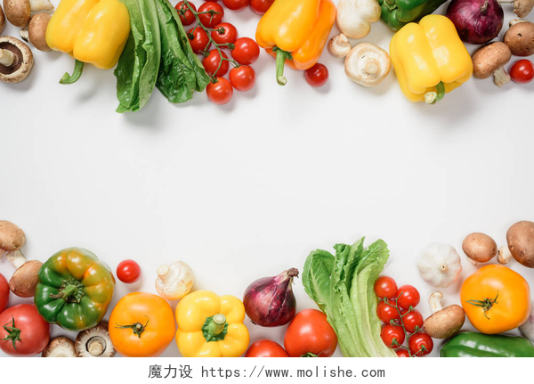 白色背景下多样的蔬菜成熟的甜椒, 樱桃西红柿和蘑菇白色的顶部视图